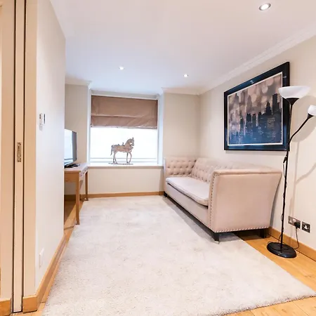 Luxury 6 Bedroom House In Southwick Street London