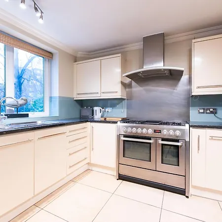Luxury 6 Bedroom House In Southwick Street Apartment