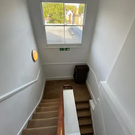 3 Bedroom Top Floor Kensington Apartment