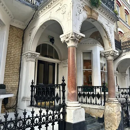 3 Bedroom Top Floor Kensington * London