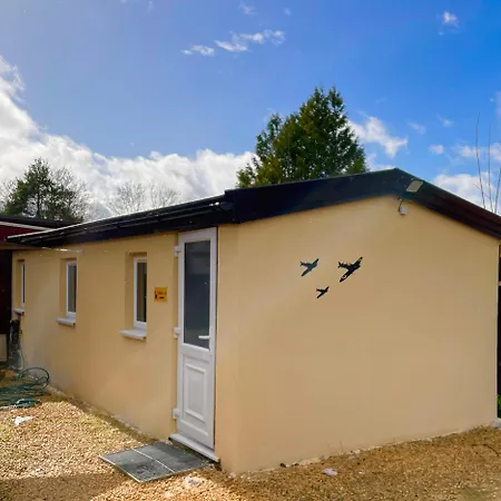 Heathrow Airport 10 Mins Drive L Free Secure Parking L Tiny House With Courtyard