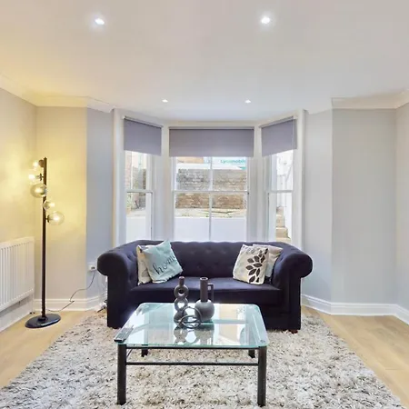 Tube & Notting Hill Nearby - Garden Flat Haven