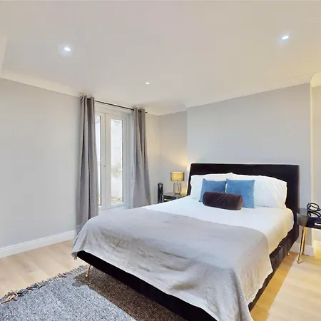 Tube & Notting Hill Nearby - Garden Flat Haven Apartment *