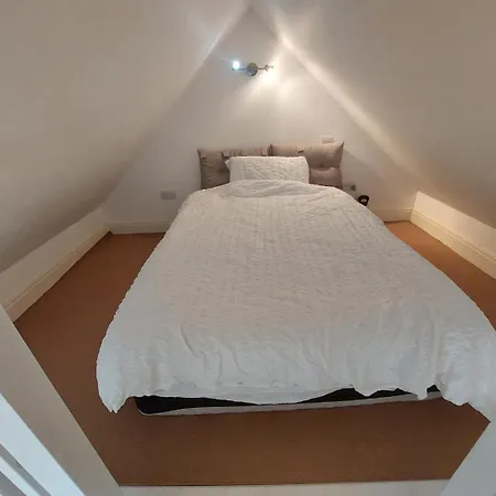 Epsom Road Flat *