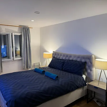 Specious Double With King Size Bed Homestay London