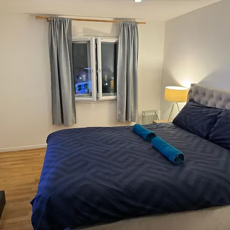 Specious Double With King Size Bed Homestay London