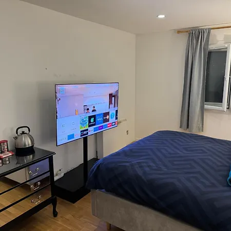 Homestay Specious Double With King Size Bed *