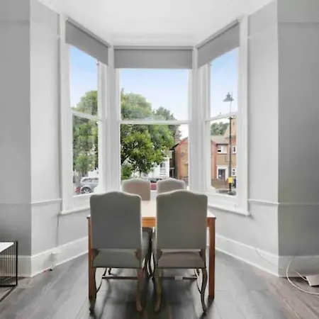 Apartment Chiswick Park Acton Town Garden London