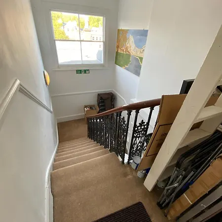 Apartment 3 Bedroom Top Floor Kensington *