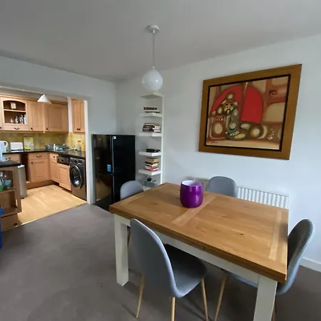 3 Bedroom Top Floor Kensington Apartment *