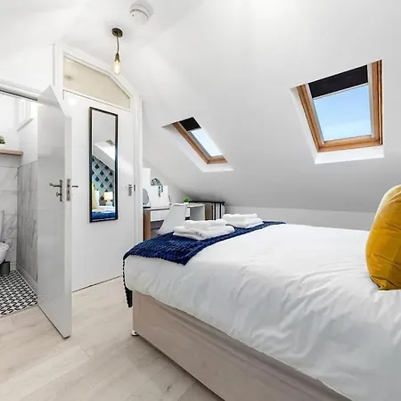 Central & Modern 1 Bed Apartment - 3Min To Train Station & Sleeps 4 - The Holloway Suite - Mid-Long Term Stays *