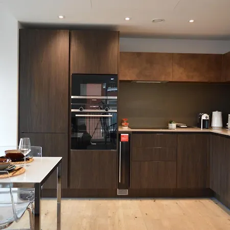 Apartment Luxury 2 Bed Vauxhall, Balcony, Sleeps 4, - Open For Business Stays, Long Stays, Families Relocating *