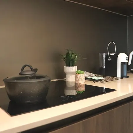 Luxury 2 Bed Vauxhall, Balcony, Sleeps 4, - Open For Business Stays, Long Stays, Families Relocating Apartment *