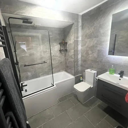 Garden Nr Heathrow Airport & Elizabeth Line Train Station With Parking For 2 Cars Hayes (Greater London)