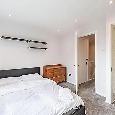 Holiday home Cheerful 2 Bedroom With Free Parking