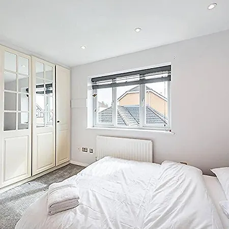 Holiday home Cheerful 2 Bedroom With Free Parking