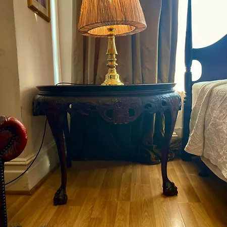 Quality And Very Good Value Private In Close To Notting Hill Zone 2