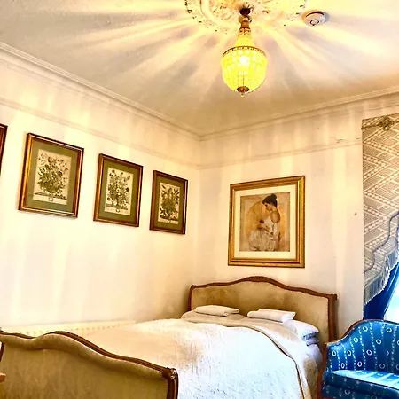 Quality And Very Good Value Private In Close To Notting Hill Zone 2 Guest house London