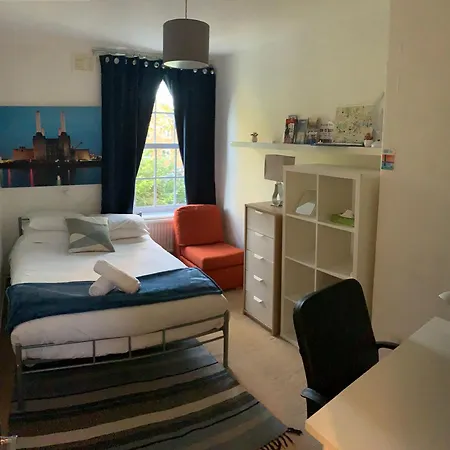 Location! Double Bedroom 2 Mins Walk From Battersea Power Underground Station! Homestay szállás London