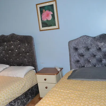 3 Bedroom - Ealing Apartment