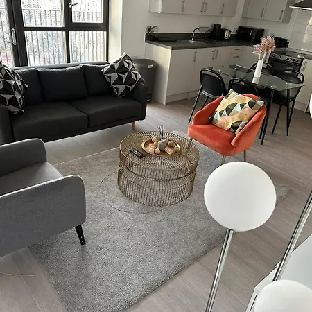 Immaculate 2-bed In East Apartment London