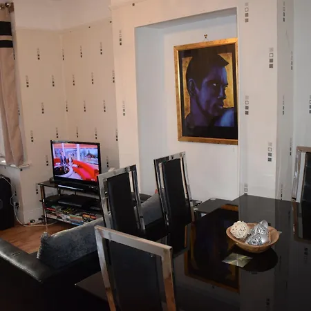 3 Bedroom - Ealing Apartment *