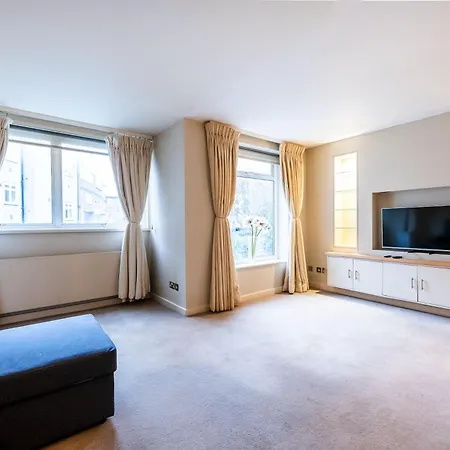 Luxury 6 Bedroom House In Southwick Street Apartment *
