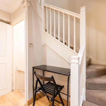 Luxury 6 Bedroom House In Southwick Street London