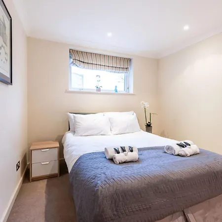 Luxury 6 Bedroom House In Southwick Street