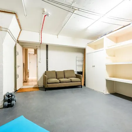 Luxury 6 Bedroom House In Southwick Street Apartment *
