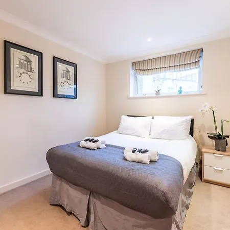 Luxury 6 Bedroom House In Southwick Street * London