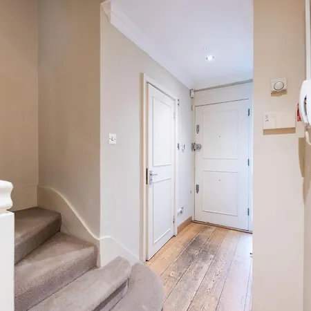 Luxury 6 Bedroom House In Southwick Street Apartment London