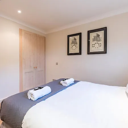 Luxury 6 Bedroom House In Southwick Street