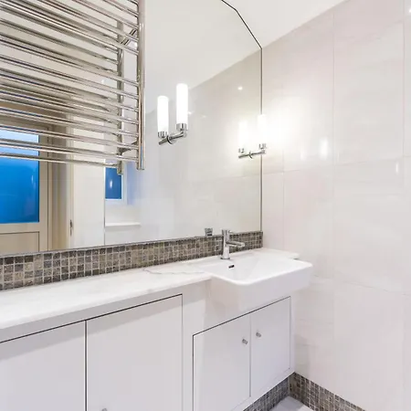 Luxury 6 Bedroom House In Southwick Street * London