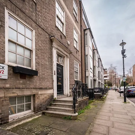 Luxury 6 Bedroom House In Southwick Street London