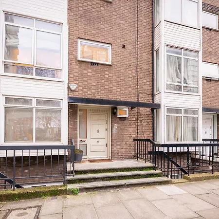 Luxury 6 Bedroom House In Southwick Street