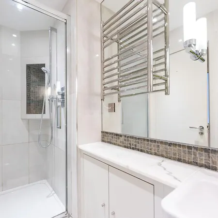 Luxury 6 Bedroom House In Southwick Street London