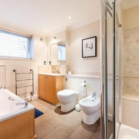 Apartment Luxury 6 Bedroom House In Southwick Street *