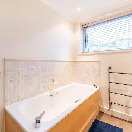 Luxury 6 Bedroom House In Southwick Street