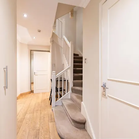 Luxury 6 Bedroom House In Southwick Street Apartment *