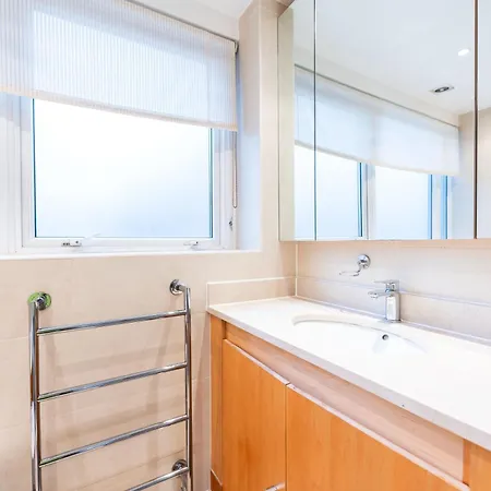 Luxury 6 Bedroom House In Southwick Street Apartment