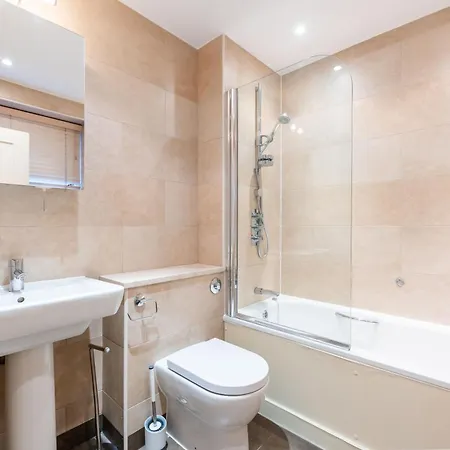 Luxury 6 Bedroom House In Southwick Street *