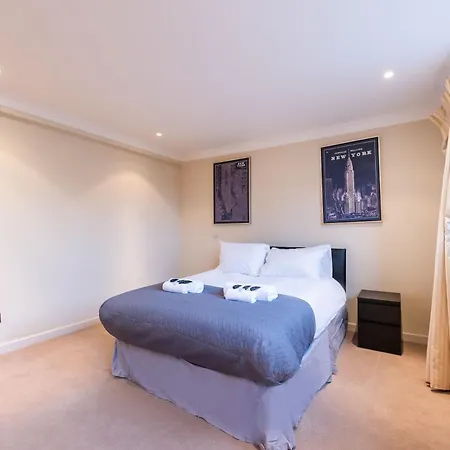 Luxury 6 Bedroom House In Southwick Street * London