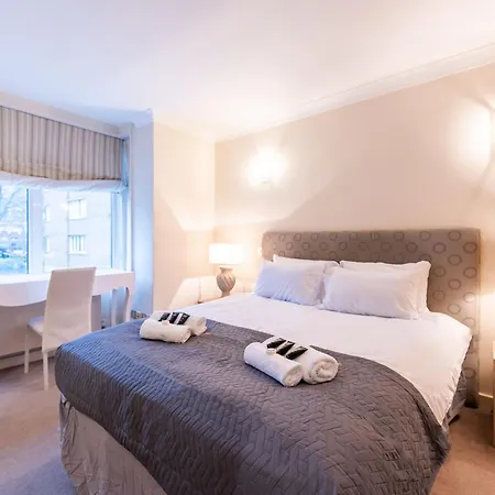 Luxury 6 Bedroom House In Southwick Street Apartment London