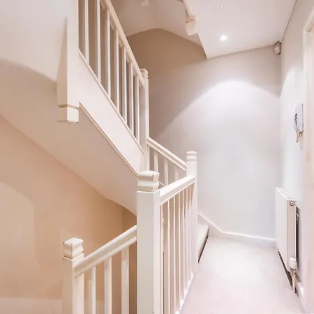 Luxury 6 Bedroom House In Southwick Street