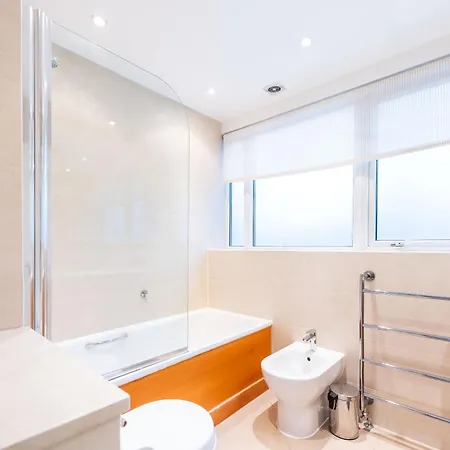 Luxury 6 Bedroom House In Southwick Street * London