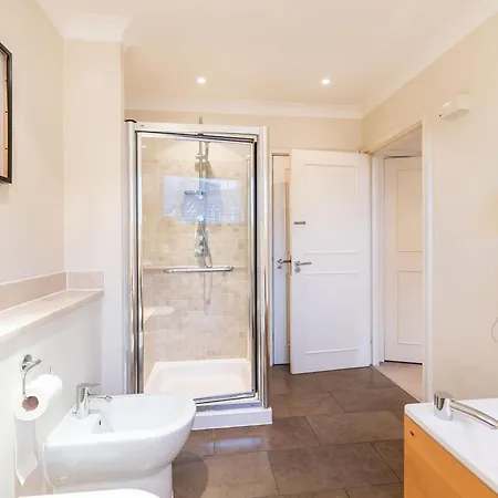 Luxury 6 Bedroom House In Southwick Street Apartment London