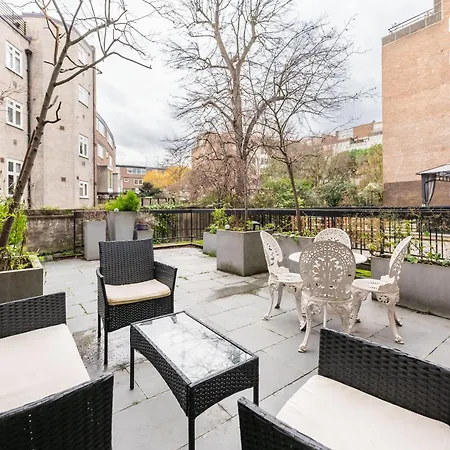Luxury 6 Bedroom House In Southwick Street London