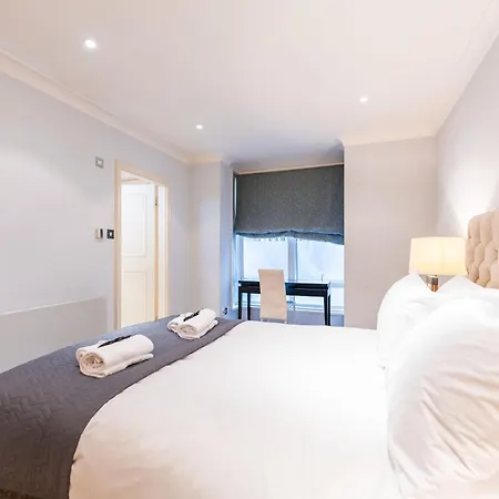 Luxury 6 Bedroom House In Southwick Street Apartment
