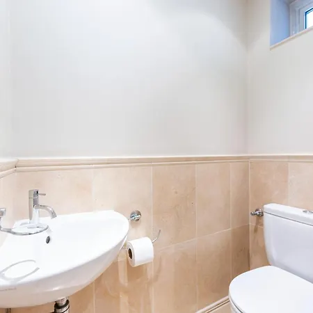 Luxury 6 Bedroom House In Southwick Street *